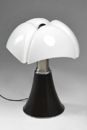 Lampe à poser dite Pipistrello by 
																			Gae Aulenti