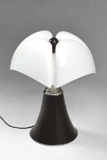 Lampe à poser dite Pipistrello by 
																			Gae Aulenti