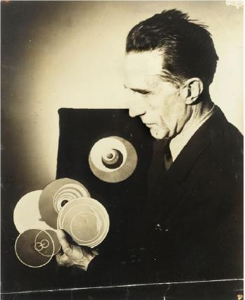 Marcel Duchamp et ses rotoliefs pour Rêves à Vendre by 
																	Arnold Eagle