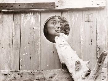 Salvador Dali, portrait par le petit trou de la porte by 
																			Gaston Xhardez