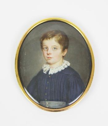 Portrait d’un jeune garçon en buste vers la gauche, presque de face, en blouse bleue à ceinture grise et col de dentelle by 
																	Jean Rougeot de Briel