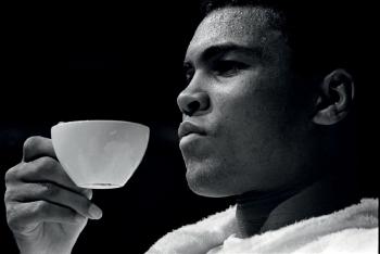 Teatime, Mohamed Ali boit une tasse de thé pendant sa conférence de presse avant le combat qui doit l’opposer à Sonny Liston. Las Vegas by 
																			Gerry Cranham