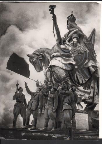 Le salut des soldats, Feux d'artifices, Berlin, mai 1945 by 
																	Yakov Rumkin