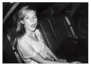 Kate Moss tirant la langue au photographe Fashion Week
Printemps 1992 by 
																	Pascal Rostain