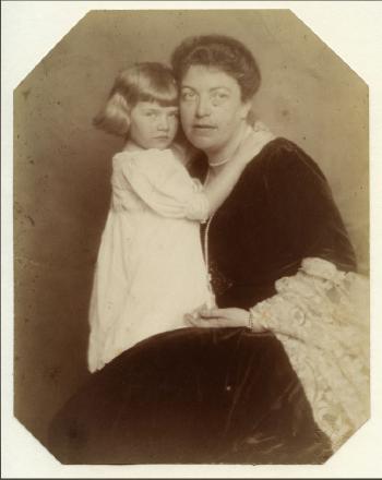 Helene Wittgenstein mit Tochter Marie by 
																	Dora Philippine Kallmus