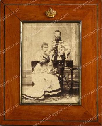 Portrait photographique officiel des fiançailles du tsarévitch Nicolas Alexandrovitch et de la princesse Alix de Hesse by 
																	Eduard Uhlenhuth