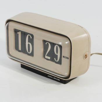 Cifra 5 table clock by 
																			Gino Valle