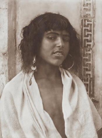 Portraits en Tunisie orientale by 
																			Ernst Heinrich Landrock