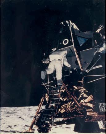 L'astronaute Edwin E Buzz Aldrin Jr descendant l'échelle du module lunaire Eagle, Apollo XI, 20 juillet 1969 by 
																	 NASA