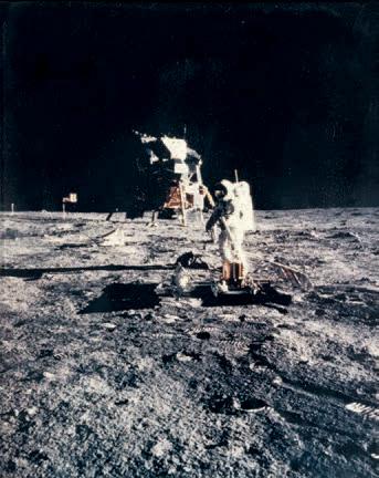 L'astronaute Edwin E Buzz Aldrin Jr installe un dispositif d'expérimentation sismique, Apollo XI, 20 juillet 1969 by 
																	 NASA