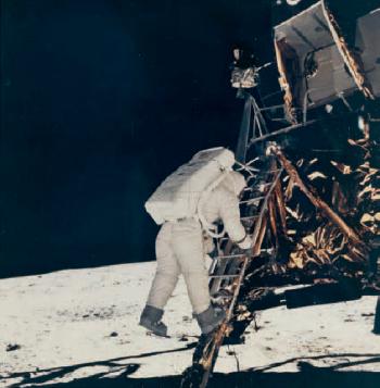 L'astronaute Edwin E Buzz Aldrin Jr descendant l'échelle du module lunaire Eagle, Apollo XI, 20 juillet 1969 by 
																	Neil Armstrong