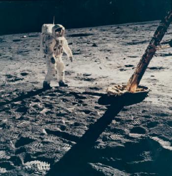 L'astronaute Edwin E Buzz Aldrin Jr marchant sur la lune près du module lunaire, 20 juillet 1969 by 
																	Neil Armstrong