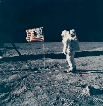 L'astronaute Edwin E Buzz Aldrin Jr pose à côté du drapeau américain, Apollo XI, 20 juillet 1969 by 
																	 NASA