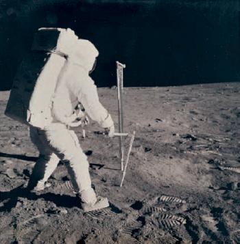 L'astronaute Edwin E Buzz Aldrin Jr plantant un tube dans le sol lunaire, Apollo XI, 20 juillet 1969 by 
																	 NASA