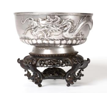 A chinese export bowl by 
																			 Luen Wo