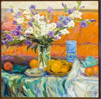 Tischstilleben mit weißen und lilafarbenen Gladiolen in gläsernder Vase, Früchten und Teekanne by 
																	Omar Hamdi