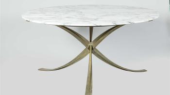 Table de salle à manger ronde à piètement à trois lames de bronze à patine doré entrecroisées et plateau en marbre blanc veiné by 
																			Michel Mangematin