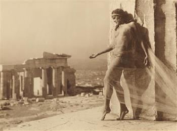 Nicolsca dansant dans le Parthenon by 
																	 Nelly