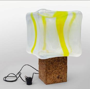 Una lampada da tavolo by 
																	Roberto Pamio