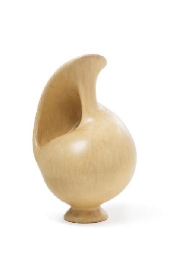 Pittoresque vase en forme d'escargot by 
																	Fernand Lacaf
