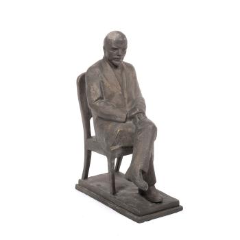 Lenin sentado by 
																			Victor Varranov
