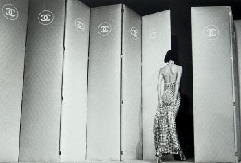 Mannequin vu de dos quittant le défilé Chanel, collection printemps-été 1984, Paris by 
																	Francoise Huguier