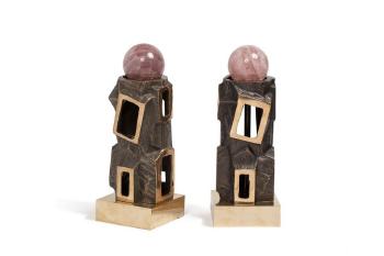 Paire de lampes en bronze à patine brune et dorée de forme totem ajouré reposant sur une base quadrangulaire et surmontées d’une sphère de quartz rose by 
																	Paco Rabanne