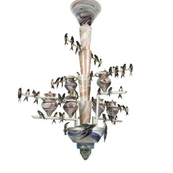 L’aller et retour des hirondelles, pièce unique Spectaculaire suspension décorative à huit lumières réparties sur quatre bras et un obus central by 
																	Aristide Najean