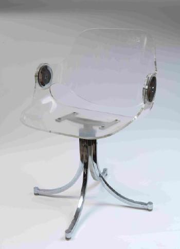 Fauteuil en plexiglass et disques en métal chromé, reposant sur quatre pieds by 
																	Boris Tabakoff