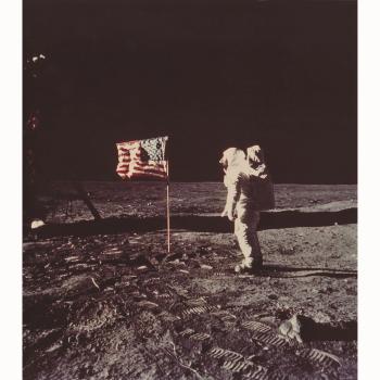 Apollo 15, salut au drapeau Américain by 
																	 NASA