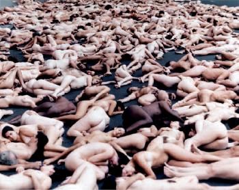 Sans titre, Performance by 
																	Spencer Tunick