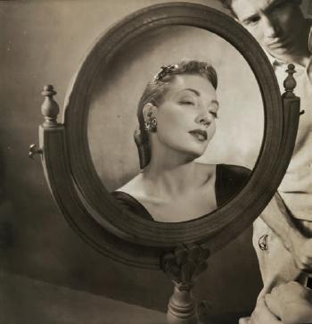 Mannequin au miroir avec Gene Fenn by 
																	Louise Dahl-Wolfe