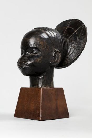 Tête d’africaine, tribu Mangbetu du Congo by 
																	Roger Favin