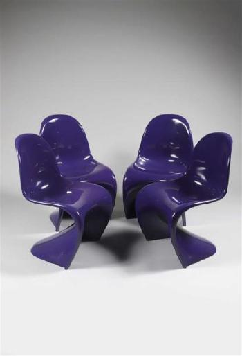 Suite de quatre chaises monobloc empilables modèle  Panton chair en polyuréthane moulé par injection laqué violet by 
																	Alexander Panton