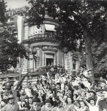Libération de Paris, l'immeuble du Figaro au Rond-Point des Champs-Elysées lors du défilé de la Victoire sur les Champs-Elysées, 26 août 1944 by 
																	Jean Roubier