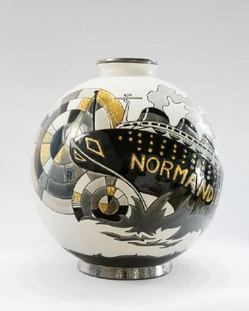 Grand vase boule by 
																	Danillo Curetti