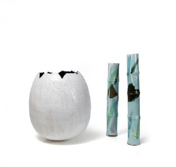 Ensemble de deux vases en grès vert et blanc figurant des bambous by 
																	Hi-Suk Jeon