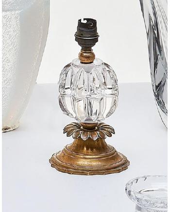Lampe en verre moulé et bronze doré, le fût central comprenant deux parties en verre formant une boule à pans et piétement en forme de fleur by 
																	Pierre D'Avesn