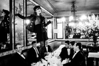 Kate Moss à La Brasserie Lipp, Paris, Pour Italian Vogue by 
																	Arthur Elgort