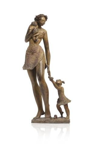 Sculpture En Bronze Patiné Figurant Une Femme Tenant Ses Enfants Dans Chaque Bras, L'une Jouant à La Balle Et L'autre Dans Ces Bras by 
																			 Josepha
