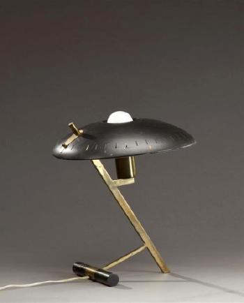 Lampe de table à une lumière by 
																			Louis C Kalff