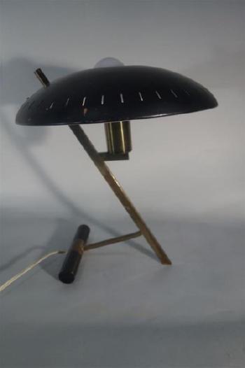 Lampe de table à une lumière by 
																			Louis C Kalff