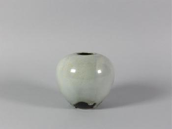 Vase boule épaulé by 
																			Daniel de Montmollin