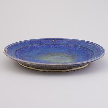A stoneware dish by 
																			Kyllikki Salmenhaara