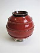 Vase boule sur talon avec anneaux en bas-relief en céramique émaillée rose et marron mordoré au col, monture en argent sur le talon by 
																	Andre Fau