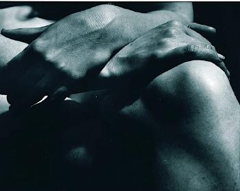 Mains croisées sur les genoux by 
																	Pierre Jahan