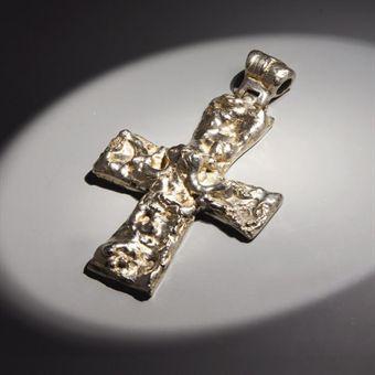 Pendentif Croix by 
																	 Yves Saint Laurent